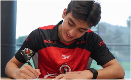 Gilberto Mora firma un histórico contrato con Xolos antes del Mundial; usará el número 10