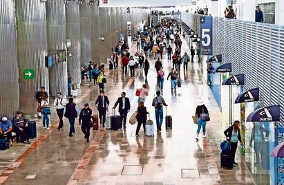 AICM retrasa varios vuelos debido a lluvia y viento en CDMX