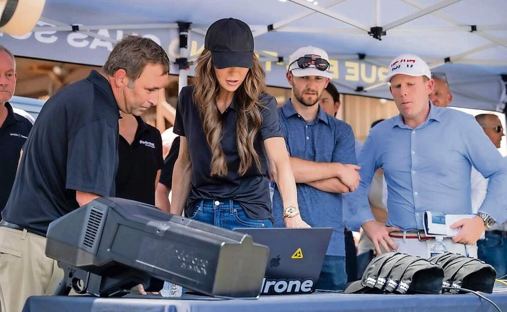 La secretaria de Seguridad Nacional de EU, Kristi Noem, durante una visita a la frontera. Foto: Departamento de Seguridad Nacional