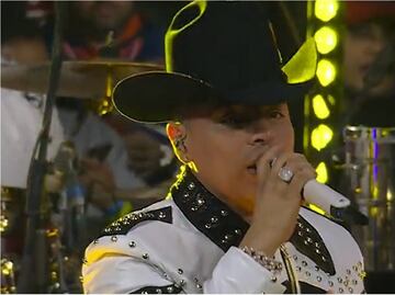 Grupo Firme, abucheados en el medio tiempo del Cardinals vs 49ers en el Estadio Azteca