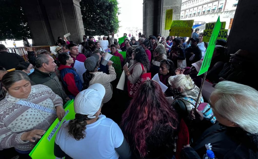 Comerciantes y gobierno de la CDMX llegan al acuerdo de que no habrá desocupación temporal de sus locales.
Foto: Rafael García