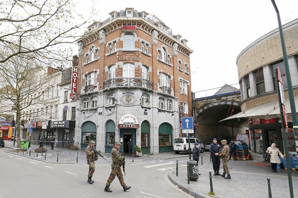 Soldados belgas vigilaban ayer el hotel Auberge Autrichienne, cerca de una estación de tren, en Bruselas, donde tres hombres, quienes fueron detenidos, amenazaron con inmolarse. (Foto: Reuters)