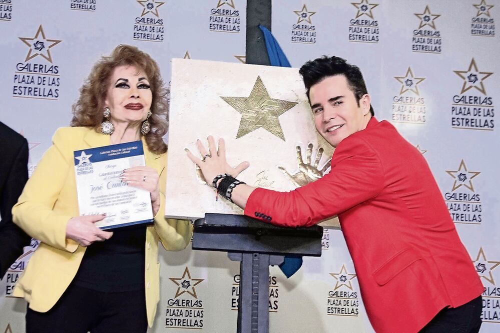 Acompañó a su hijo José Cantoral en la develación de las huellas de sus manos (CLASOS)