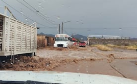 Fuertes lluvias dejan un muerto en Chihuahua; auto fue arrastrado por un arroyo