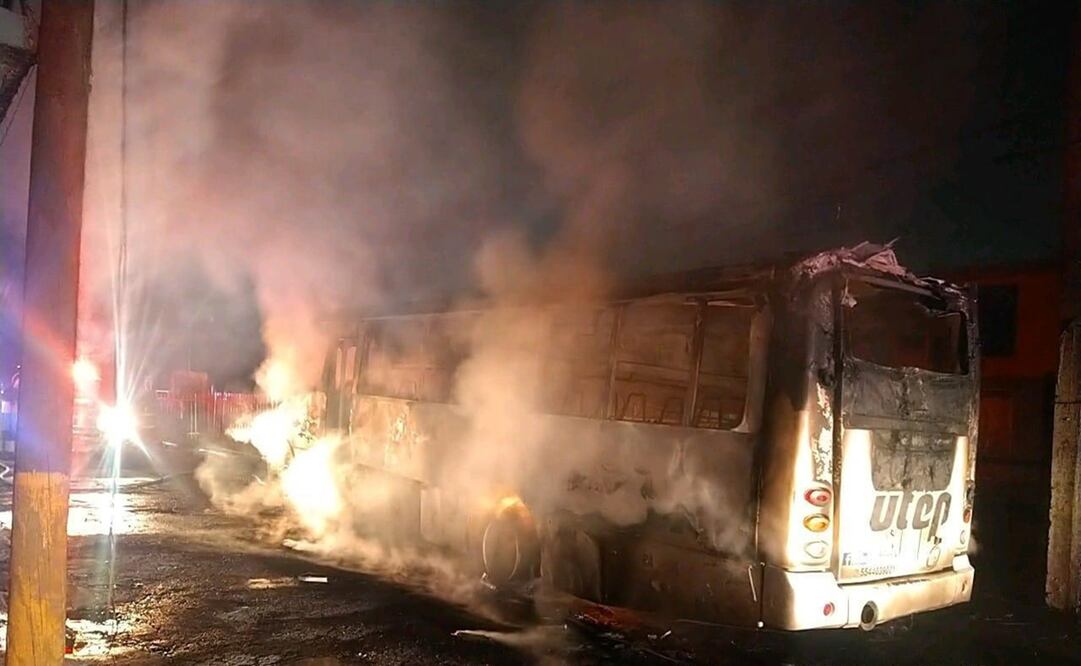 En el lugar se quemaba un camión de pasajeros de transporte de personal de la línea UTEP, por lo que vecinos y al parecer el propietario del autobús trataban de apagar el fuego. Foto: Especial