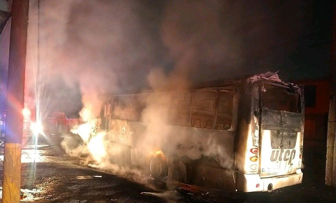 En el lugar se quemaba un camión de pasajeros de transporte de personal de la línea UTEP, por lo que vecinos y al parecer el propietario del autobús trataban de apagar el fuego. Foto: Especial