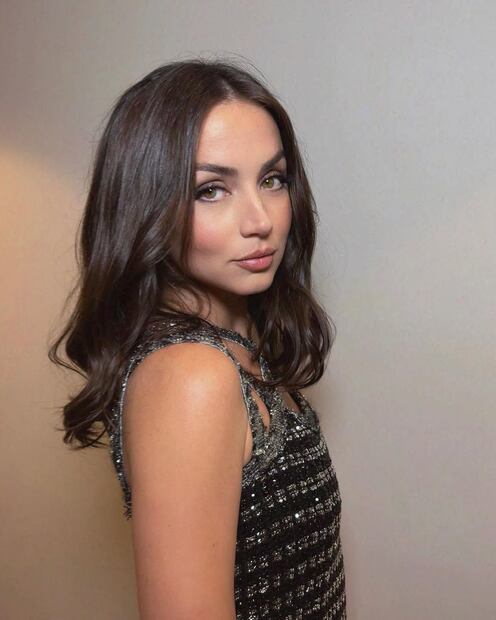 Cejas naturales que siguen el tono del cabello. Foto: Instagram: ana_d_armas