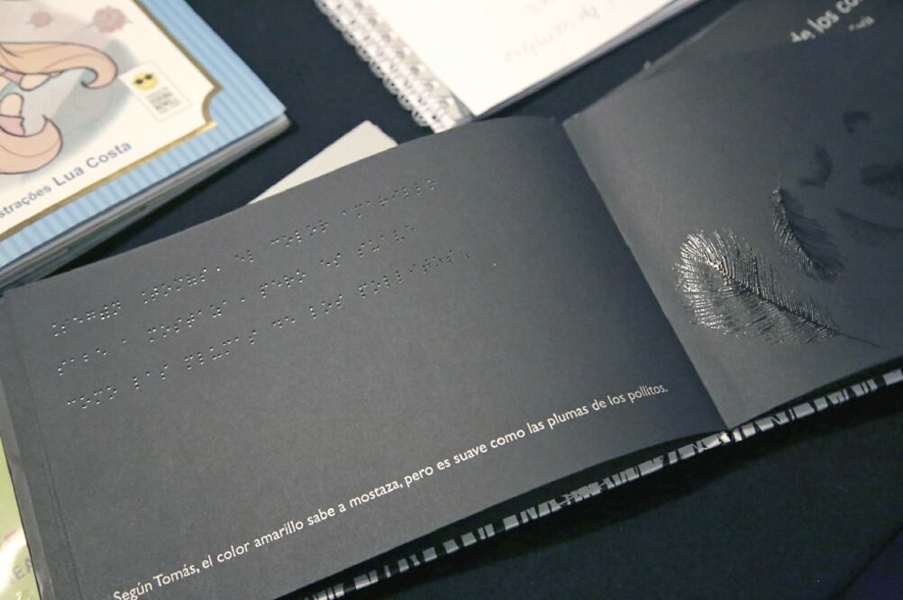 El stand de libros en braille en la FIL fue la única oportunidad que tuvieron ciegos y débiles visuales para conseguir material que puedan leer y entender (ALEJANDRA LEYVA. EL UNIVERSAL)