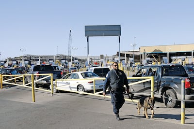 Reasignación de personal de aduanas de EU genera lentitud en cruces fronterizos