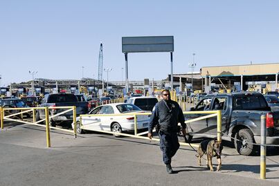 Reasignación de personal de aduanas de EU genera lentitud en cruces fronterizos