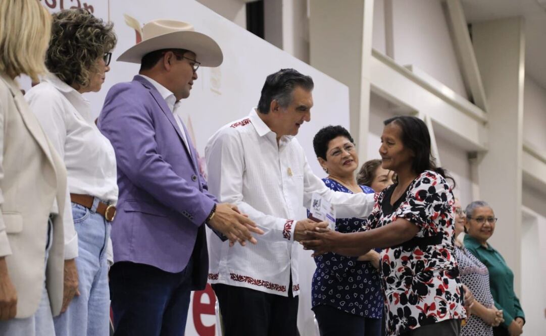 Entrega Américo tarjetas de Pensión Mujeres Bienestar; llegará a 93 mil tamaulipecas.
Foto: Especial.