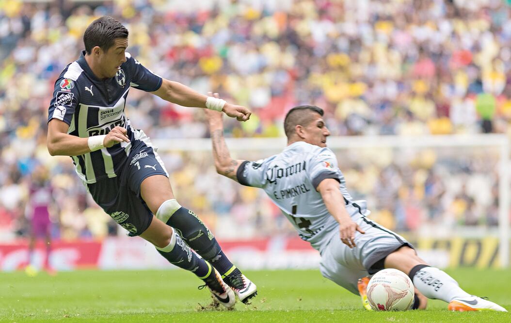 Los técnicos de Rayados y Águilas plantearon un encuentro que resultó entretenido, como en esta jugada lo evidencian Rogelio Funes Mori y el ‘Puma’ Pimentel (DIEGO IGNACIO FLORES. IMAGO7)