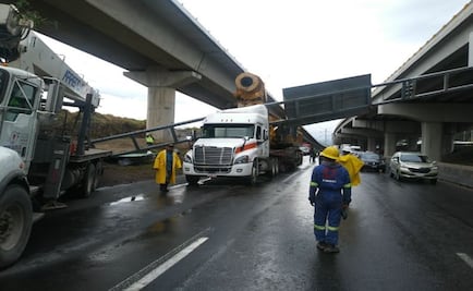 Cierre parcial en carretera México-Toluca por caída de señalamiento vial