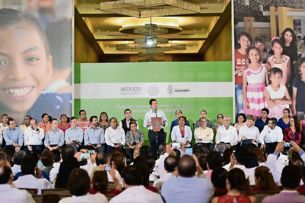 El presidente Enrique Peña Nieto evaluó las obras realizadas por el Plan Nuevo Guerrero y encabezó la inauguración de la carretera Mozimba-Pie de la Cuesta (PRESIDENCIA)