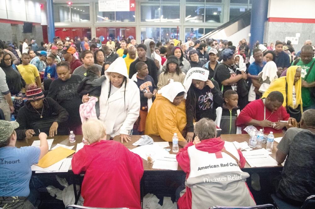 Cientos de personas damnificadas por las inundaciones se resguardaron ayer en el Centro de Convenciones George R. Brown, en la ciudad de Houston, Texas, una de las más afectadas por el paso de Harvey . (AP)
