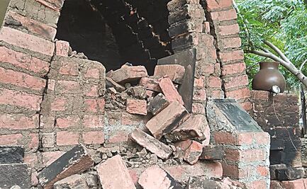 Tras sismo de 7.7, se derrumba sustento de mujeres alfareras