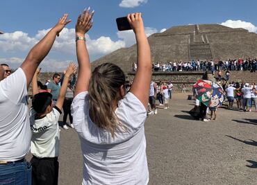 Con brazos al cielo, miles de asistentes se "recargan de energía" en Teotihuacan