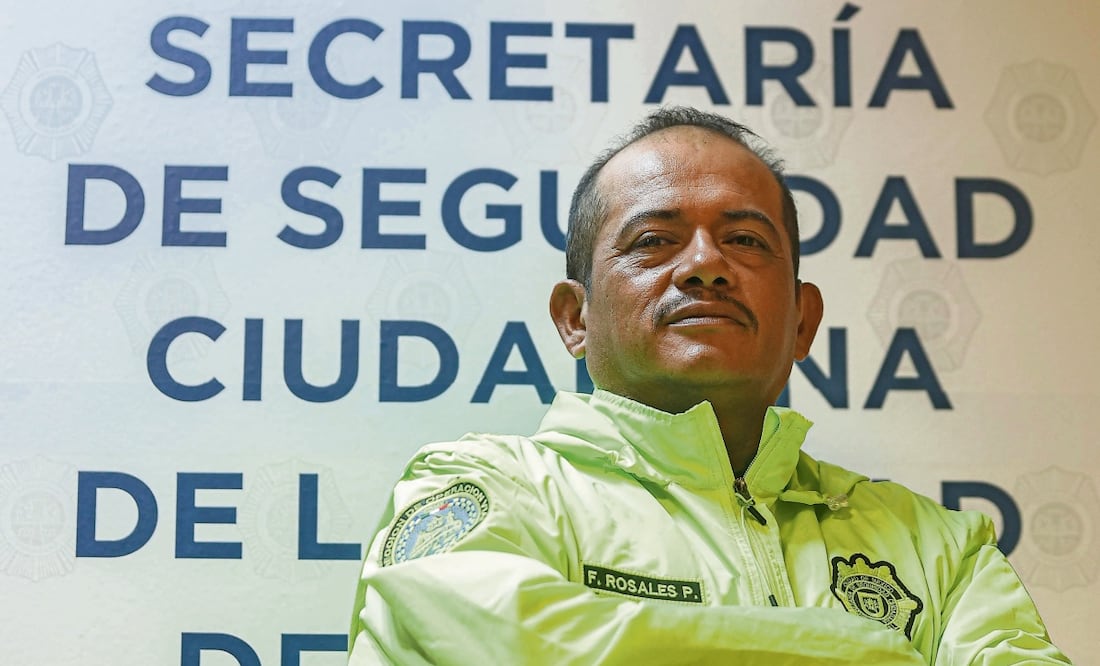 El oficial Rosales ha tomado cursos de natación y primeros auxilios para atender emergencias. Foto: Gabriel Pano / EL UNIVERSAL