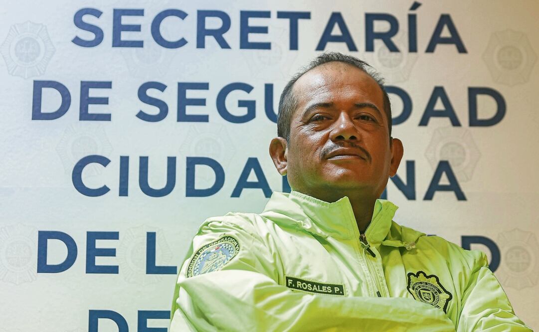 El oficial Rosales ha tomado cursos de natación y primeros auxilios para atender emergencias. Foto: Gabriel Pano / EL UNIVERSAL