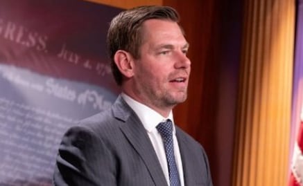 Eric Swalwell abandona el Congreso de EU; escándalo por acusaciones sexuales activa investigaciones