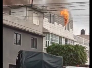 VIDEO: Incendio consume habitación en edificio de la colonia Malinche