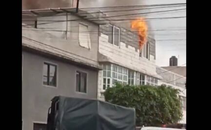 VIDEO: Incendio consume habitación en edificio de la colonia Malinche