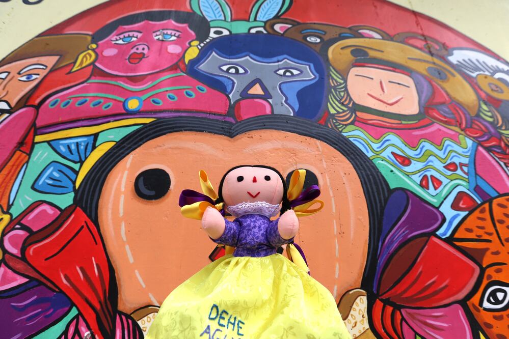 Xahni: la muñeca que enseña otomí