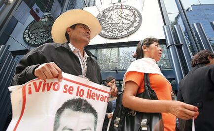 Acuerdan padres de los 43 cancelar reunión en PGR