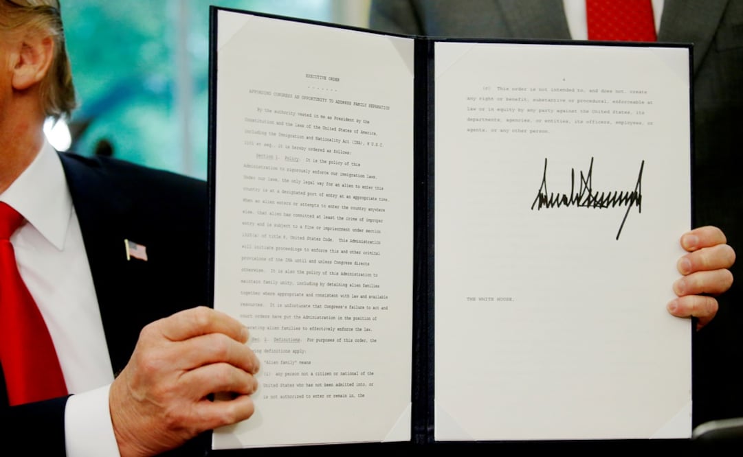 U.S. President Donald Trump displays an executive order on immigration policy after signing it in the Oval Office at the White House in Washington, U.S. - Photo: Leah Millis/REUTERS