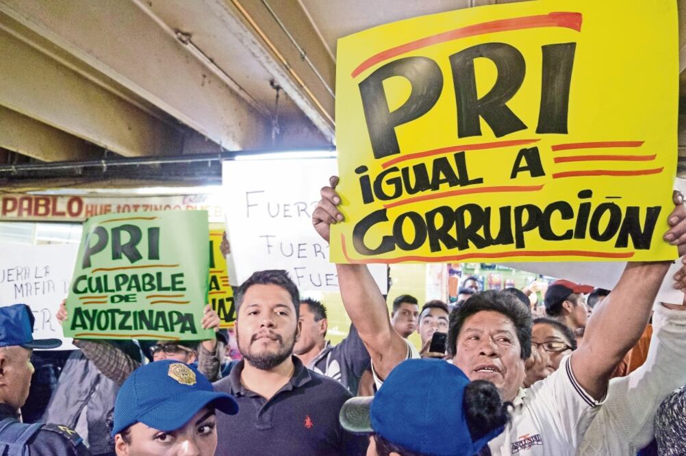 Un grupo reducido mostró cartulinas amarillas y blancas con frases en contra del tricolor, como “El PRI es culpable de Ayotzinapa” (ANDREA MURCIA. CUARTOSCURO)