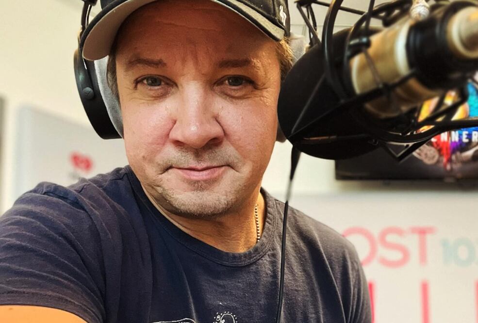 Jeremy Renner cumple hoy 53 años, además, cumple poco más de un año, tras el grave accidente que sufrió en 2022, tras ser aplastado por una máquina quitanieves.
Foto: Instagram