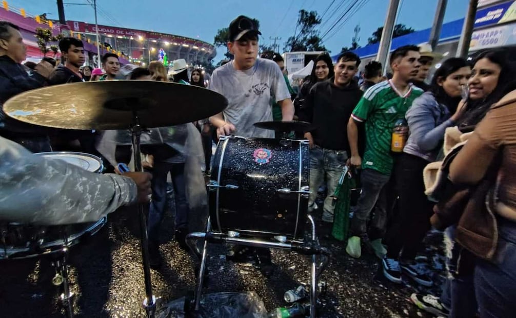 Daniel Alvarado, vecino de Santa Úrsula, organizó el festejo al contratar una banda por 12 mil pesos. Foto: Arantxa Meave / EL UNIVERSAL
