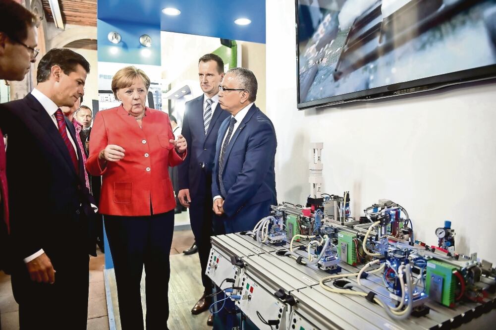 La canciller Angela Merkel acompañada del presidente Enrique Peña Nieto, recorrieron el Pop Up Tour, organizado por el Alemania Fest y con el cual se cerró el Año Dual México Alemania, localizado en la Plaza de la República. (PRESIDENCIA)