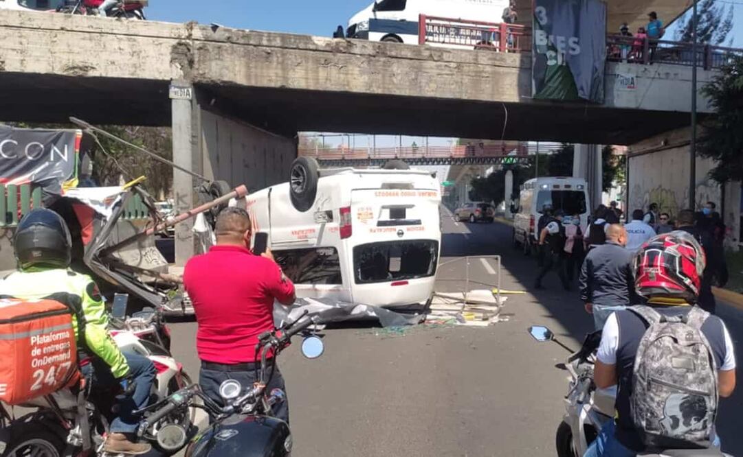 En el sitio donde la camioneta quedó con el techo en el suelo y las llantas hacia el cielo Foto: Especial 