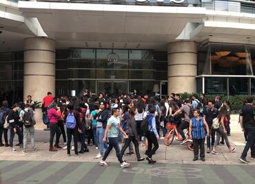 Fans de Spider-man aguardan a Tom Holland en la Ciudad de México