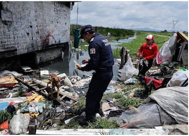 Rescatan a lomitos abandonados y amarrados en medio de un tiradero de basura en San Mateo Atenco
