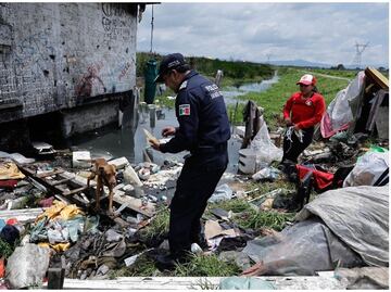 Rescatan a lomitos abandonados y amarrados en medio de un tiradero de basura en San Mateo Atenco