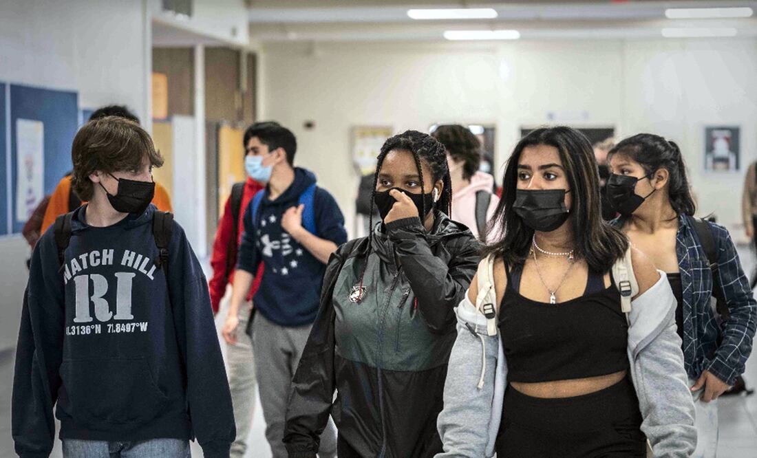 Jóvenes usan cubrebocas en un centro académico en los EU. Foto: AP / Mark Lennihan