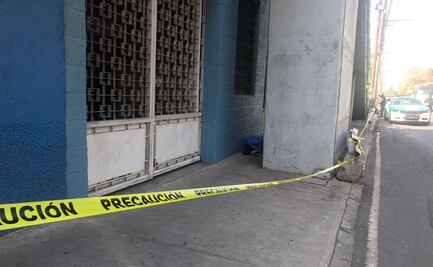 Ciclista pierde el equilibrio y cae de puente peatonal en Calzada Ignacio Zaragoza