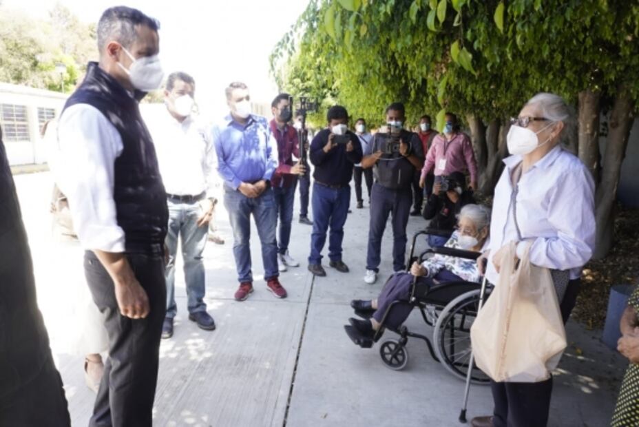 Supervisa Murat y delegada de Bienestar reinicio de vacunación en Oaxaca