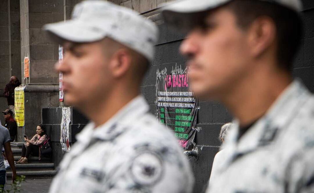 La Guardia Nacional se presenta ante el plantón frente a la Suprema Corte este lunes 24 de abril. Foto: Gabriel Pano/EL UNIVERSAL