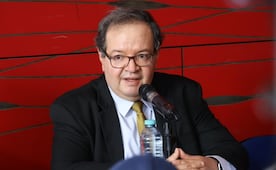 UNAM "cacha" a 22 haciendo trampa en examen de control en CDMX; usan celulares y lentes con cámara