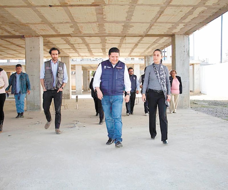 La jefa de Gobierno, Claudia Sheinbaum, junto al alcalde de Milpa Alta, Octavio Rivero, durante un recorrido por la obra del Centro de Salud de Villa Milpa Alta, que será inaugurado en marzo de 2020. ESPECIAL