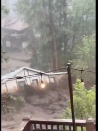 VIDEO Ahora en Nuevo México: Inundaciones repentinas dejan personas atrapadas; fuertes corrientes arrastran una casa