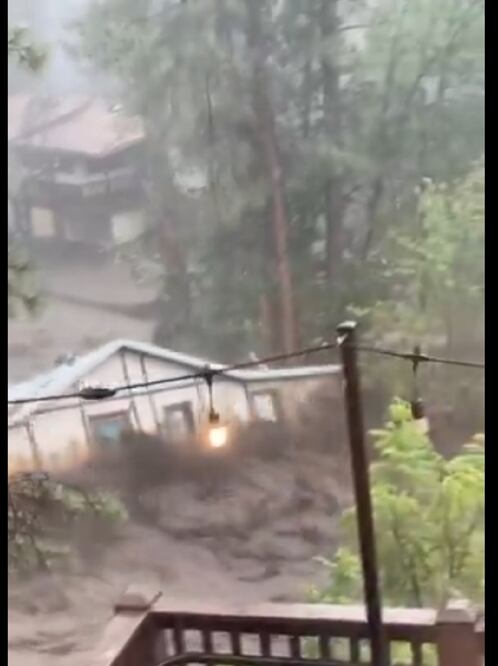 Las inundaciones que provocaron las lluvias en Nuevo México arrastraron una casa completa. FOTO: CAPTURA
