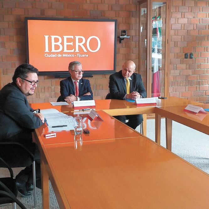 l rector de la Universidad Iberoamericana, David Fernández, signó un convenio con la Fundación por el Rescate y Recuperación del Paisaje Urbano A.C. para comprometerse a revisar que su publicidad cumpla con la norma. SALVADOR CORONA. EL UNIVERSAL