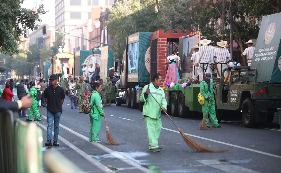 En calles de la CDMX alistan hasta el último detalle para llevar a cabo el desfile. Foto: Francisco Rodríguez / EL UNIVERSAL
