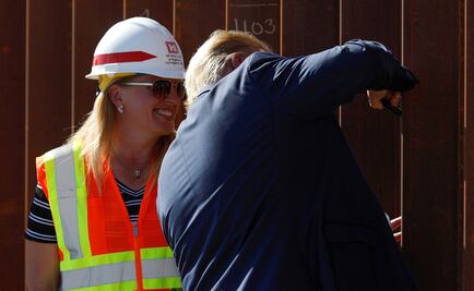 Donald Trump autografía muro fronterizo durante su visita