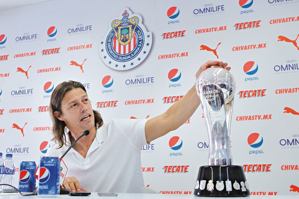 El argentino mostró a la prensa tapatía el trofeo que lo acredita como monarca del balompié nacional. (JORGE BARAJAS. IMAGO7)