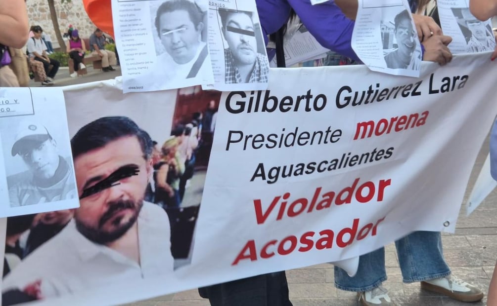 En la marcha 8M de Aguascalientes exhibieron al líder estatal de Morena, Gilberto Gutiérrez como “violador y acosador” (08/03/2025). Foto: Especial